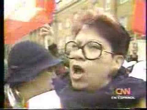 phrqzf's tweet photo. Acusan a Diego Urrutia de insultar a Patricia Maldonado en una canción, pero recordemos que, entre un sinfín de crueldades, esta mujer tiró huesos de pollo a familiares de DD.DD que protestaban por su búsqueda. En un país serio, Maldonado no tendría cabida en lo público nunca más https://t.co/ESZjY5kBHC