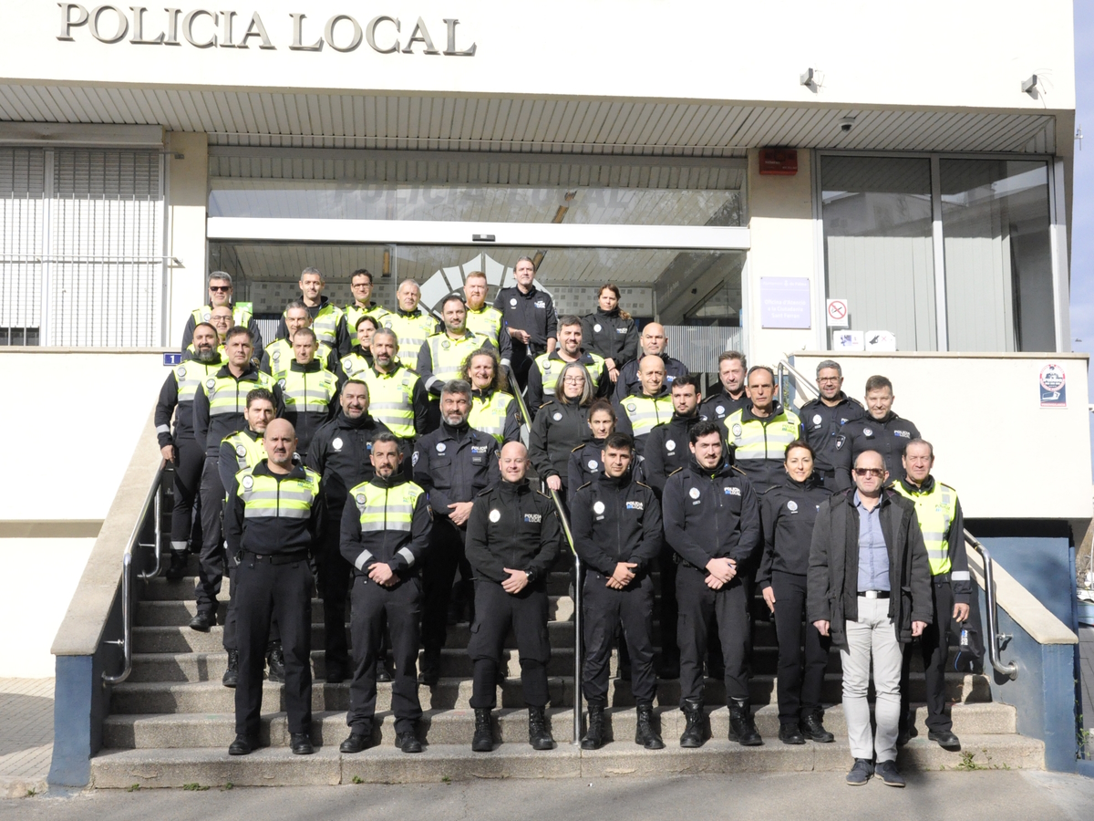 policiadepalma's tweet photo. Curs intensiu "Policía judicial de tráfico especialista en instrucción de diligencias en siniestros viales" de 42 h a l'Escola Municipal de Formació. Professorat de Escuela de Tráfico de @guardiacivil i alumnat de PL de Palma, Llucmajor i Manacor. https://t.co/p9N5MyWY5O