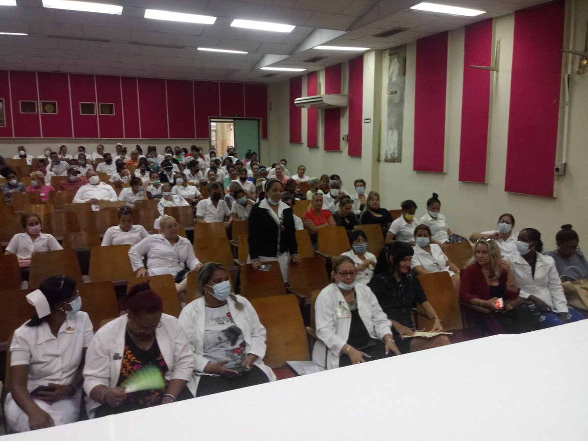 YTapiaValido's tweet photo. Emotivo encuentro en el #HospitalMorón con Mayelín Luis Pérez y Arnaldo Rodríguez López, candidatos a diputados a la Asamblea Nacional del Poder Popular por Morón @dpsCiego #LatirAvileño #Cuba https://t.co/637KDwemLT