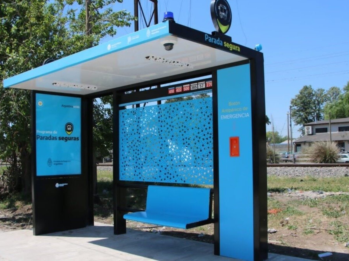 ¿Cargarías tu celular en una parada con puerto USB mientras esperás el bondi en Rosario?