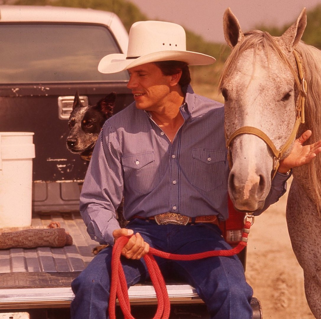 Cowboy hat ✔️
Dog ✔️
Horse ✔️

Sounds like the ingredients for #TheBestDay!