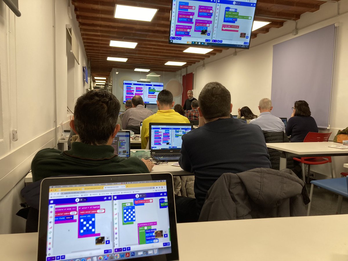 rcocera's tweet photo. En el @cepdeubeda dándole duro a la #Robótica y #Programación #Innovacioneducativa #Steam https://t.co/tBCUPeOSAH