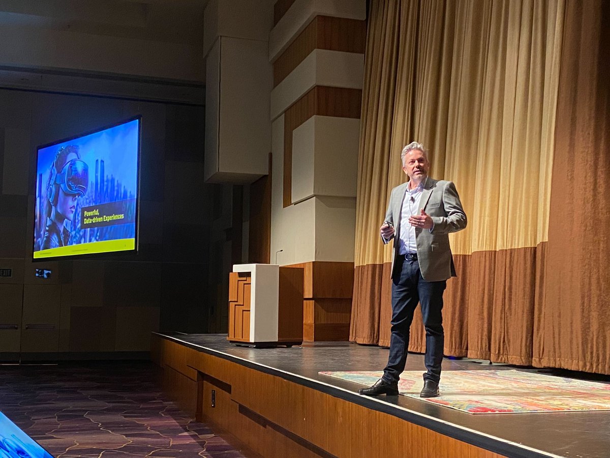 ScaleComputing's tweet photo. Simon Gamble from @MakoNetworks delivering his keynote on the main stage at #Platform2023.

#edgecomputing #bettertogether #Platformpartner https://t.co/lPqSTlEfAQ