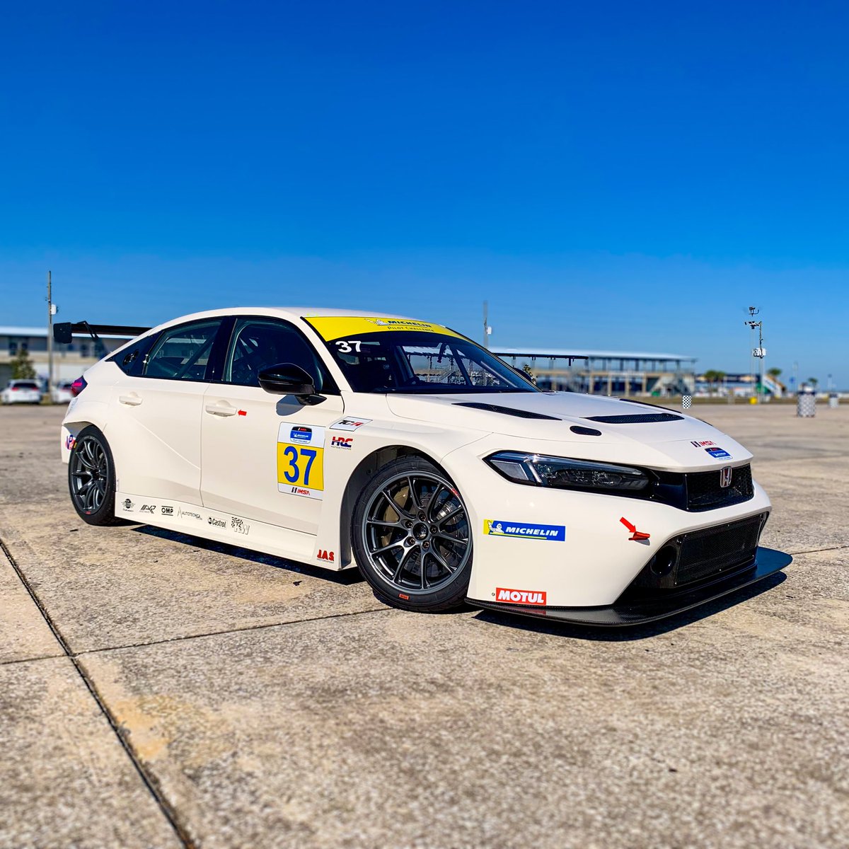 HondaRacing_US's tweet photo. Special Delivery 📦

The new Honda Civic Type R FL5 TCR is testing in Sebring!

Interested? 🙋
Email hpdsales@na.honda.com

#PoweredByHonda https://t.co/T8iEpRt4ik