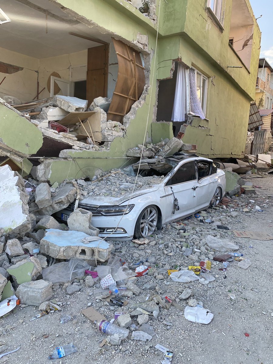 Muhammedimal_'s tweet photo. Birbirleri için canla başla çaba sarf eden insanlardan mı bahsedeyim, masanın üstündeki son bisküvit paketini bize uzatıp”ben zaten akşam eve gideceğim bişeyler yerim buyrun siz yiyin” diyen tertemiz kalpli Mustafa abiyi mi?  Aynı anda kaç farklı duygu hissedilebilir ki? https://t.co/GecxGHlrAX