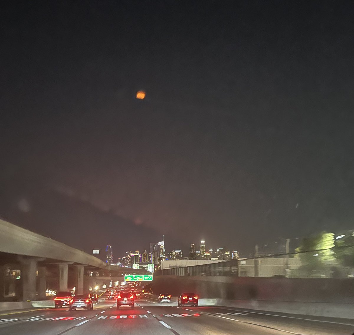 SamKhan999's tweet image. Did I spot a UFO over LA?
#Balloon #UFO #unidentifiedflyingobject