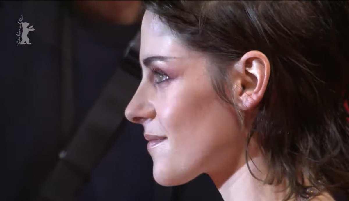Mel452's tweet photo. she’s so pretty! our jury president, Kristen Stewart #Berlinale 🖤🤍 https://t.co/syW7GpnMbA