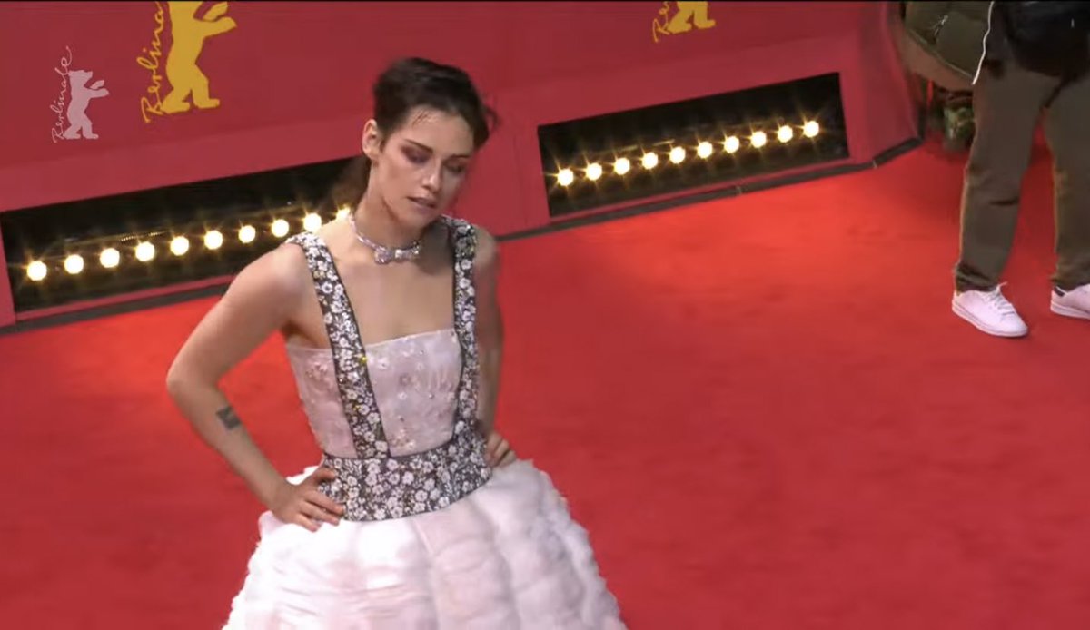 Mel452's tweet photo. she’s so pretty! our jury president, Kristen Stewart #Berlinale 🖤🤍 https://t.co/syW7GpnMbA