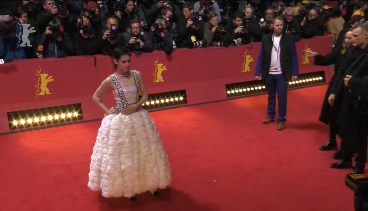 Mel452's tweet photo. she’s so pretty! our jury president, Kristen Stewart #Berlinale 🖤🤍 https://t.co/syW7GpnMbA