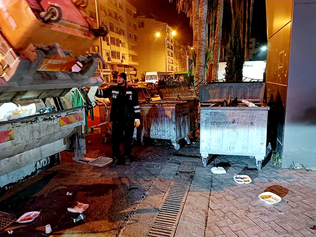 MustafaKavus's tweet photo. Hatay’ı Konya’dan ayrı görmüyoruz.

İskenderun’da yaraların sarılması ve daha sağlıklı yaşam alanları oluşturulması adına çalışıyoruz.

Bölgedeki atık toplama araçlarımız gece gündüz görev yaparken, daha öncekilere ilave yeni konteyner sevkiyatı da gerçekleştirdik. https://t.co/njbVTOWVl9