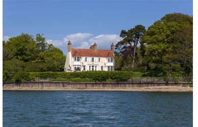 thevicsoc's tweet photo. We are seeking listing for a historic West Sussex rectory to prevent its demolition. The Victorian Society is urging the public to object to plans to demolish this Edwardian rectory designed by a famous architect in the seaside village of #Apuldram, West #Sussex. @Chiobserver https://t.co/z4sVZC2ObU