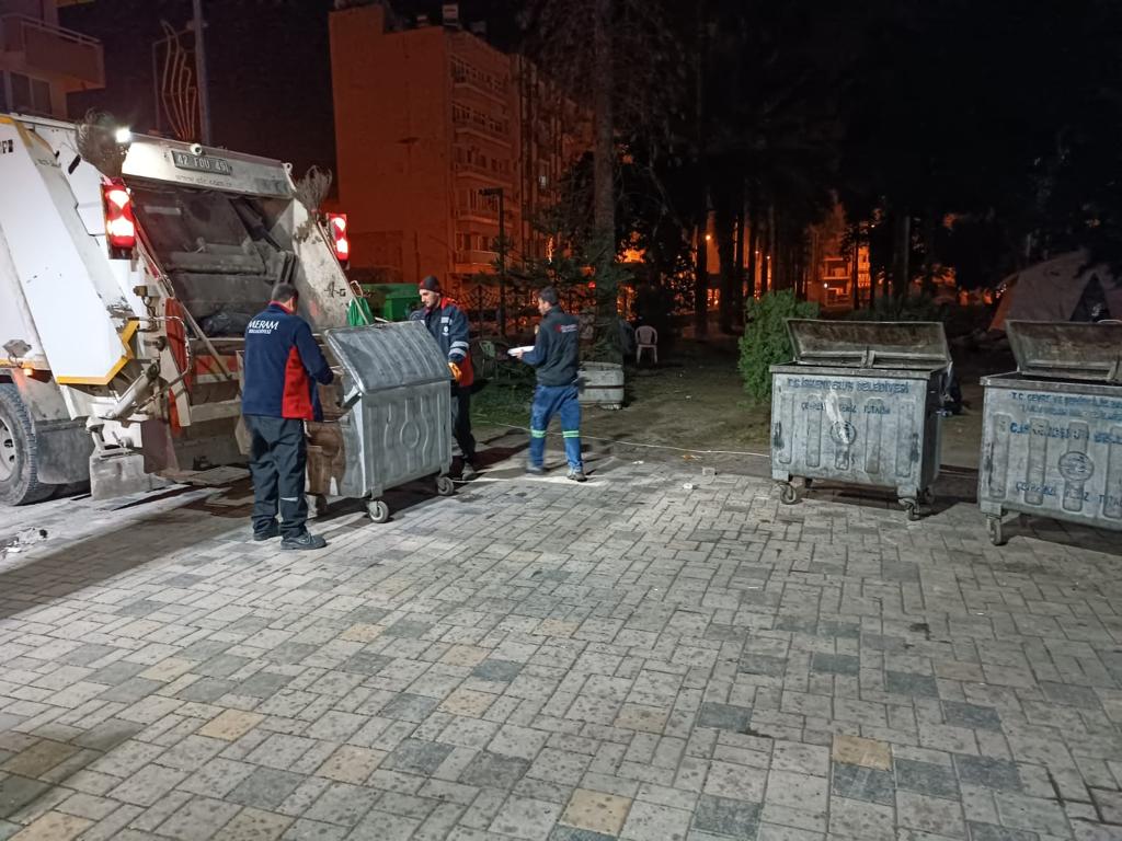 MustafaKavus's tweet photo. Hatay’ı Konya’dan ayrı görmüyoruz.

İskenderun’da yaraların sarılması ve daha sağlıklı yaşam alanları oluşturulması adına çalışıyoruz.

Bölgedeki atık toplama araçlarımız gece gündüz görev yaparken, daha öncekilere ilave yeni konteyner sevkiyatı da gerçekleştirdik. https://t.co/njbVTOWVl9