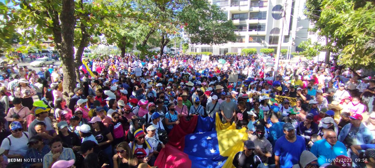 sinvemacumana's tweet photo. #Cumaná #Febrero16 . El magisterio continúa en asambleas de calle exigiendo :Firma de la CC,y salarios acordes a lo establecido en el artículo 91 de la CRBV. https://t.co/PuKauPLlar