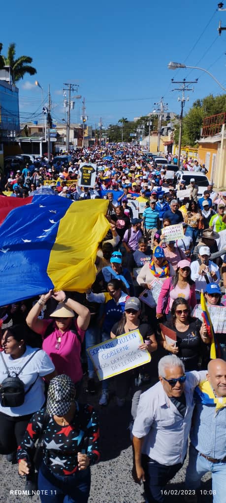 sinvemacumana's tweet photo. #Cumaná #Febrero16 . El magisterio continúa en asambleas de calle exigiendo :Firma de la CC,y salarios acordes a lo establecido en el artículo 91 de la CRBV. https://t.co/PuKauPLlar
