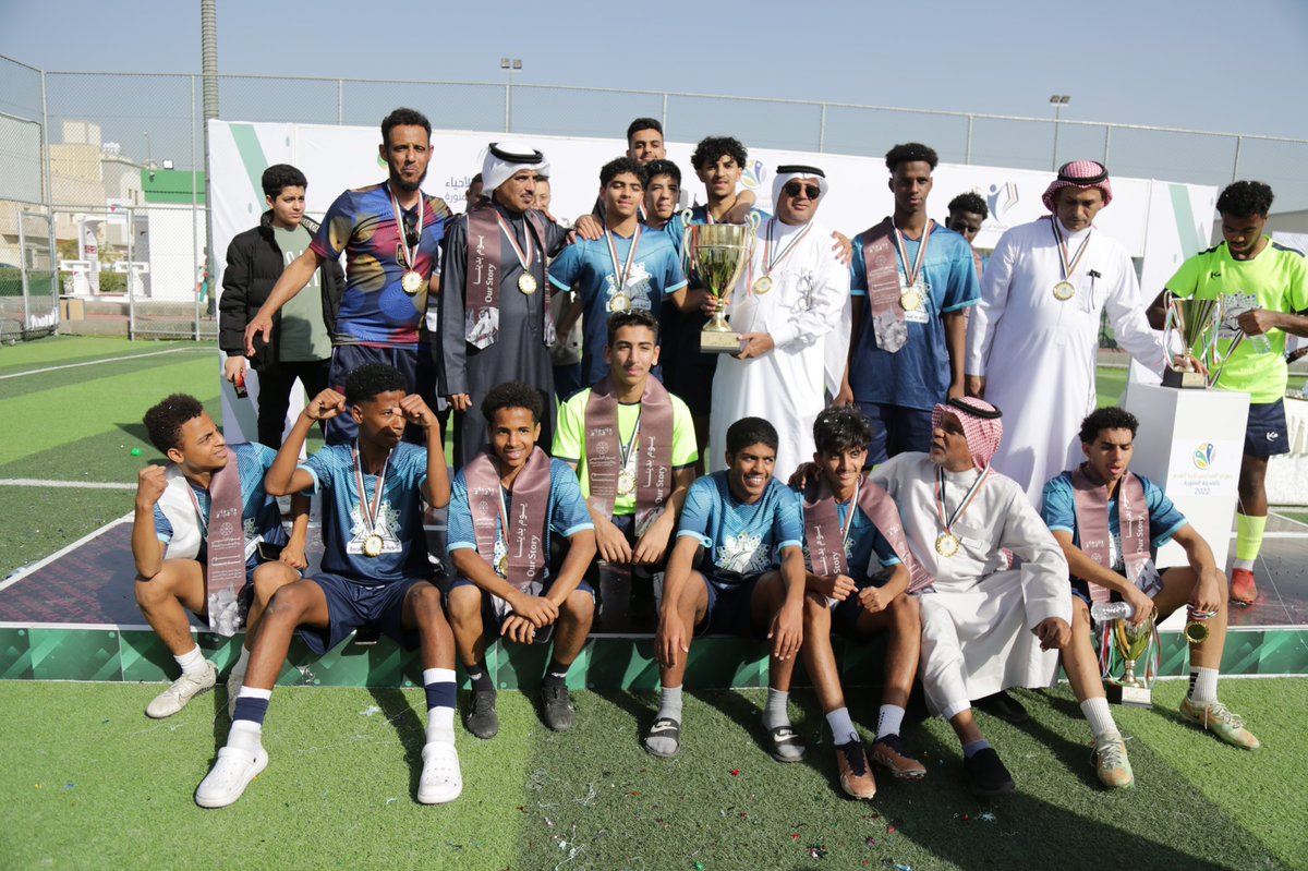 ABDULAZIZALERWI's tweet photo. أبارك لأ��واني منسوبي مدرسة عبدالعزيز الربيع الثانوية تحقيق المدرسة المركز الأول وبطولة دوري المدارس الثانوية لكرة القدم بمنطقة المدينة المنورة ، إنجاز مستحق لمنظومة رائعة إبداعية 🏆🥇@MOE_MDI https://t.co/6ozUPH29WB