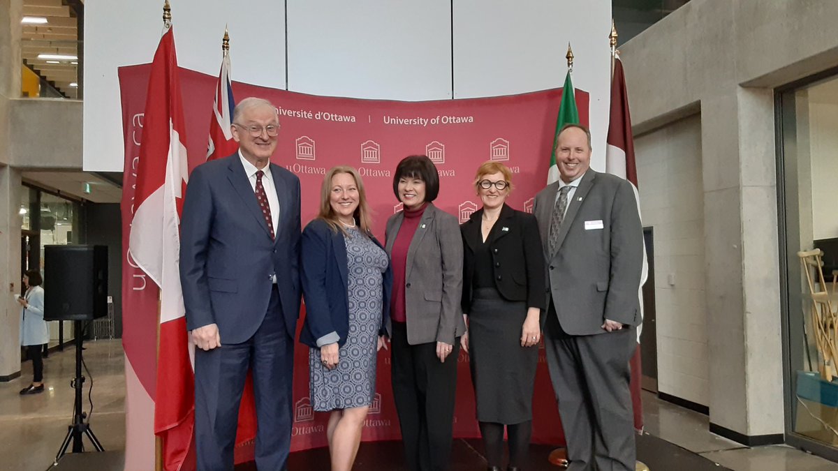 Une belle annonce de <a href="/uOttawa/">Université d'Ottawa | University of Ottawa</a> qui reçoit de fonds supplémentaires du fédéral pour ces programmes en français. Le rôle du gouvernement fédérale en postsecondaire est particulièrement important pour les institutions francophones hors-Québec. 

Avec <a href="/MonaFortier/">Mona Fortier 🇨🇦</a> et <a href="/GinettePT/">Ginette Petitpas Taylor</a>