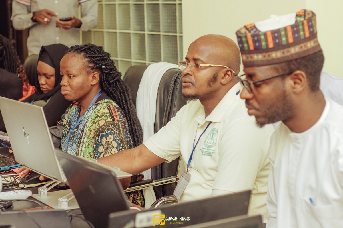 Muree009's tweet photo. Day 4 of the @BioRTCNig workshop on confocal microscopy. Is it the massive support by the @yobestateuni @WambianN @cziscience @mahmoudbukar or the excellent lectures by @pez_hayes and Elena or the wonderful hands-on delivered by @MurtalaBindawa. Thank you to everyone https://t.co/u1vvNOaJoZ