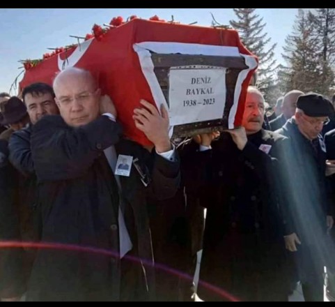 Adamı koltuğundan  indirdiği yetmedi bi de gömmeye götürüyor yaa 
Sağlamcı.