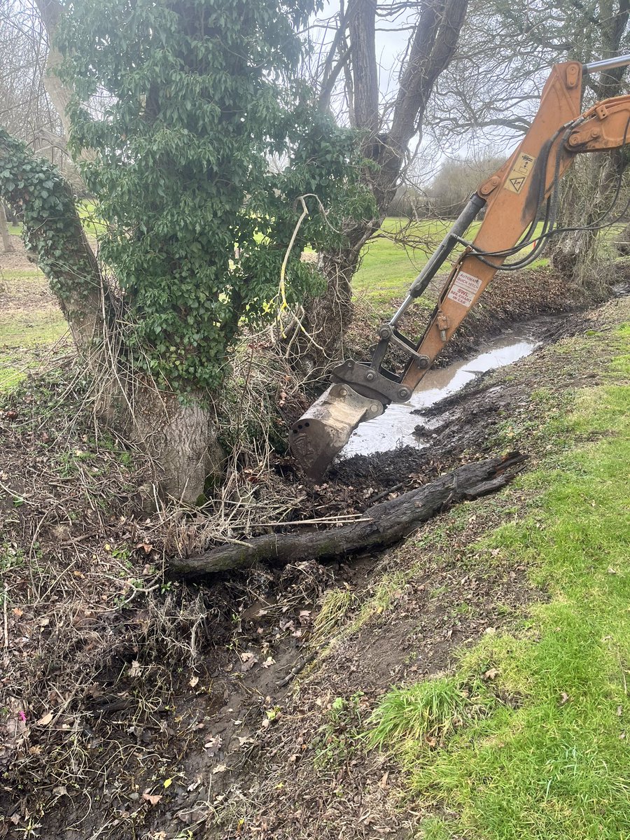 wintersgreen10's tweet photo. Cleaning ditches today. #alwayssomethingtodo https://t.co/tDrXPvPHJD