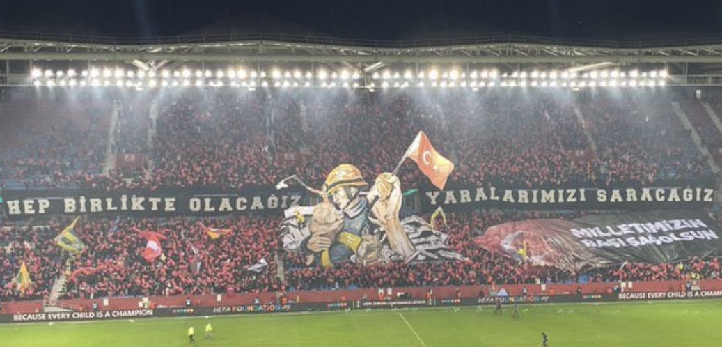 GradaBpro's tweet photo. Para 👏🏼 el tifo de la afición del #Trabzonspor agradeciendo a los bomberos que han ayudado en los rescates de los terremotos que ha sufrido el país. En el casco, las banderas de los países que han mandado efectivos a la zona para colaborar. https://t.co/t45mZlgc1j