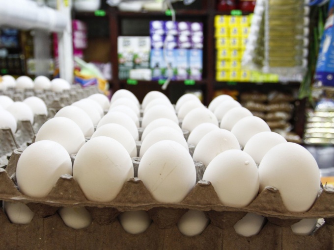 CentralPuebla's tweet photo. #CentralPost | El precio del #huevo 🥚 en #México ha alcanzado cifras muy altas este 2023. 💰📈

Con precios que oscilan los 40 hasta los 60 pesos por kilo. 

¿Has notado la subida del huevo en Puebla? https://t.co/q7CKvonjXw