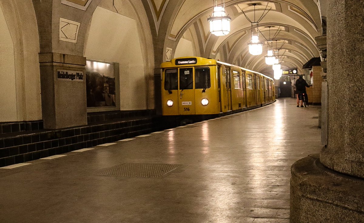 Für mich der schönste U-Bahnhof in Berlin, die Haltestelle  Heidelberger Platz. Hat sich wirklich gelohnt, mit offizieller Genehmigung hier paar Bilder knipsen zu dürfen.

📸

#Fotografie 
#Canon