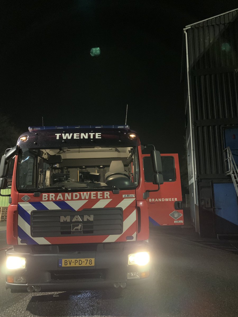 elineboxem's tweet photo. Avondje #Troned met een Duitse collega. Laten zien hoe onze Nederlandse manschappen worden opgeleid en oefenen voor hun examen #BrandweerTwente #Vakbekwaamworden https://t.co/XS0Cqk1sA0