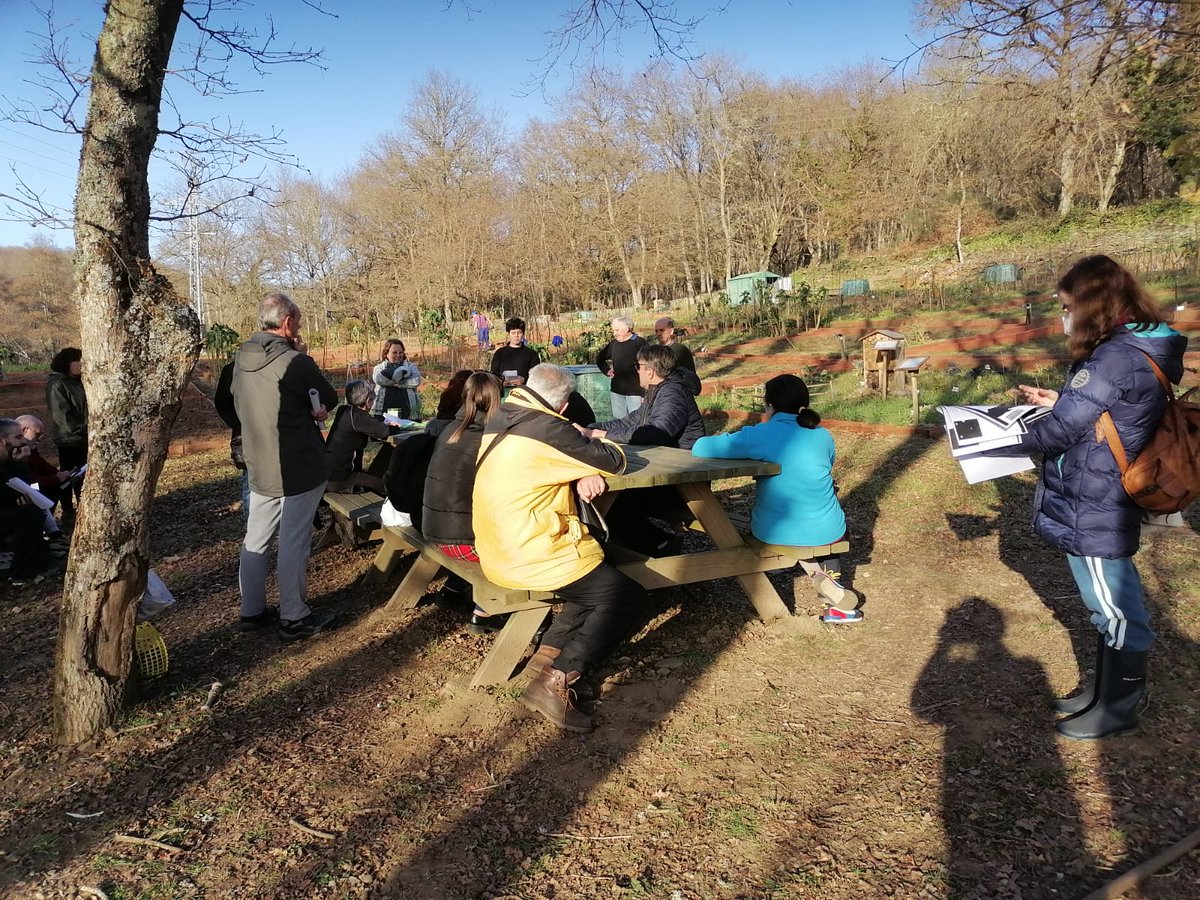 depulugo's tweet photo. 🧅 Novas actividades de formación nos hortos urbanos do Rato da @depulugo!
👩🌾 Hoxe aprendemos algo máis sobre o cultivo de cebolas e chícharos nestas terras que forman parte da Reserva da Biosfera Terras do Miño
#reservabiosfera #ReservadelaBiosfera #programamab https://t.co/ceX13zEMXx