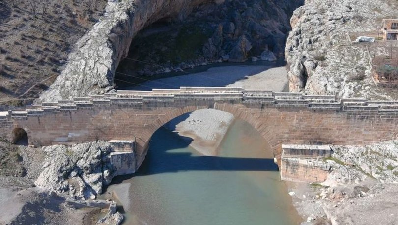 Yaşanan depremlerde 2 bin yılık Cendere Köprüsü'nün yıkılmamış olmasını yorumlayan Arkeologlar Derneği Başkanı Dr. Soner Ateşoğulları: 

Demek ki Romalılar malzemeden çalmamışlar.