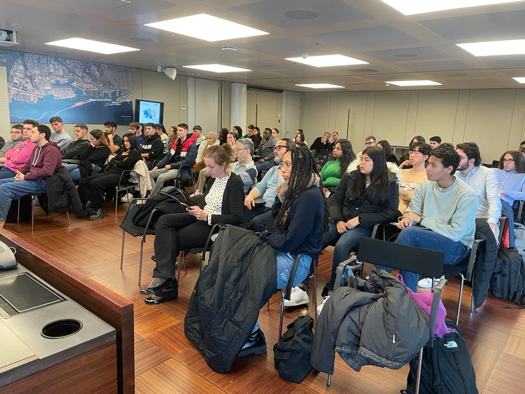 ILB_CAT's tweet photo. Participem en la formació #YEPMED by @ESCOLAEUROPEAEU els nostres alumnes de transport i logística i comerç internacional aprenen emprant eines de simulació, avui jornada 1 #YEPMED @consorciedubcn @portdebarcelona @educaciocat https://t.co/tg1YuynG1j