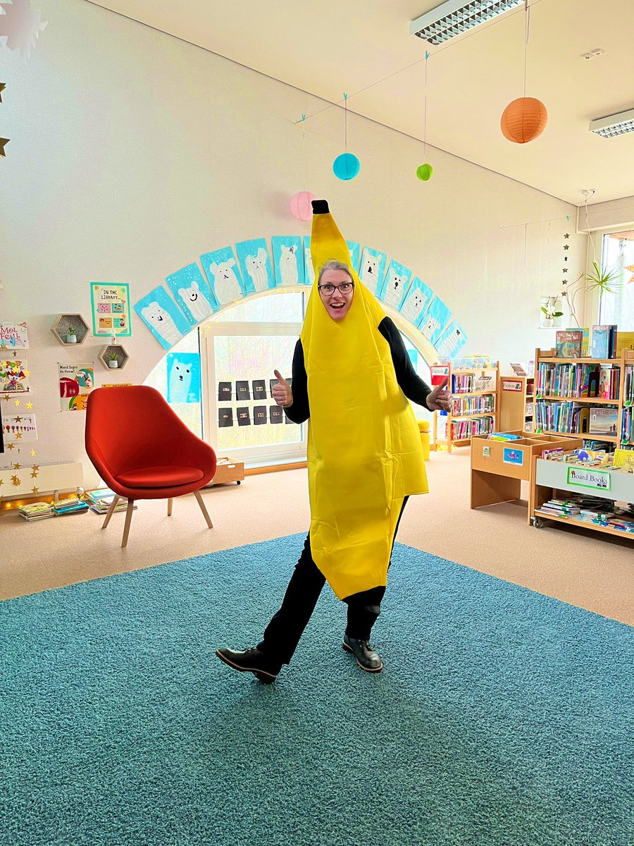 🍌 + Fasching = 🤩 @FIS_School Being a librarian is never boring.