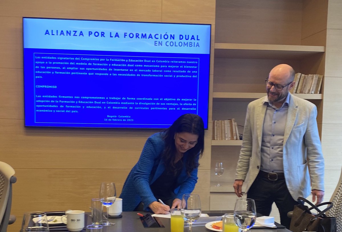 colombiamascom1's tweet photo. La alianza tendrá soporte técnico de @Swisscontact
“Fuimos creados con la misión de promover la formación y educación dual en el mundo. Hoy contamos con +60 años de experiencia en la materia y hemos logrado el apoyo y respaldo del sector privado” mencionó Philippe Schneuwly, CEO. https://t.co/V93U2DgPQn