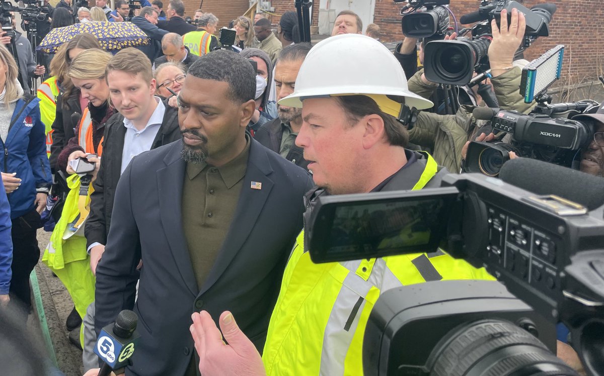 After 13 days, Biden’s EPA admin FINALLY showed up in East Palestine.

I thought he’d need something to drink after walking so much, so I generously offered him a glass of tap water. 

He declined.