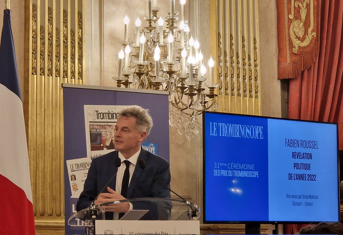 Fabien_Roussel's tweet photo. Nous communistes, avons la peau dure mais les bras ouverts et les yeux qui brillent.

Merci au @LeTrombinoscope et à @SoMabrouk pour ce prix de la révélation politique de l'année qui m'est attribué. https://t.co/wbphbE0CHH