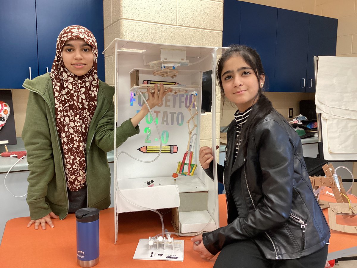 Carruthers_PS's tweet photo. Gr. 7 &amp; 8 Ss were so excited to share their projects on hydraulics, pneumatics and solutions. @DDSB_STEM @DDSBSchools https://t.co/rkoWbyKJQQ