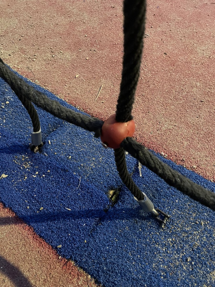 Nazareth_PG's tweet photo. Parque infantil en plaza al lado del gym Viding Rosaleda, necesita arreglo @Ayto_Sevilla https://t.co/OSk9vslOfp