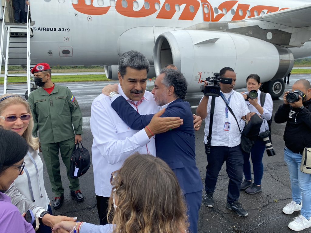 AABenedetti's tweet photo. Llegamos a Santo Domingo (Venezuela) donde esperamos al presidente @NicolasMaduro y vamos rumbo a San Antonio para asistir al encuentro con el presidente @petrogustavo para la firma del acuerdo de alcance parcial de naturaleza comercial 28. https://t.co/MlLtH0WNkA