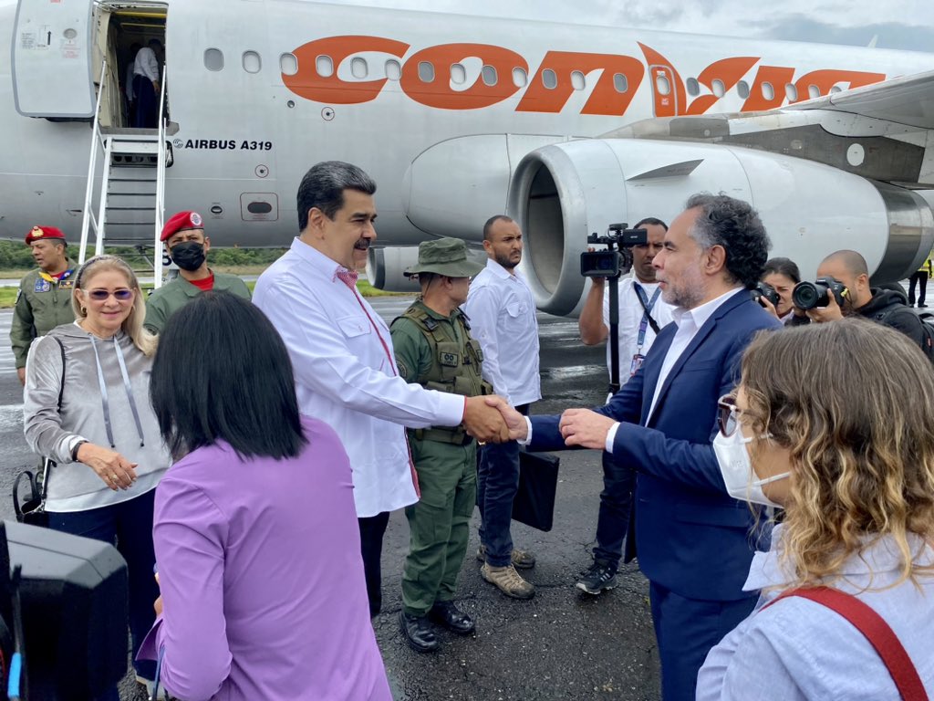AABenedetti's tweet photo. Llegamos a Santo Domingo (Venezuela) donde esperamos al presidente @NicolasMaduro y vamos rumbo a San Antonio para asistir al encuentro con el presidente @petrogustavo para la firma del acuerdo de alcance parcial de naturaleza comercial 28. https://t.co/MlLtH0WNkA