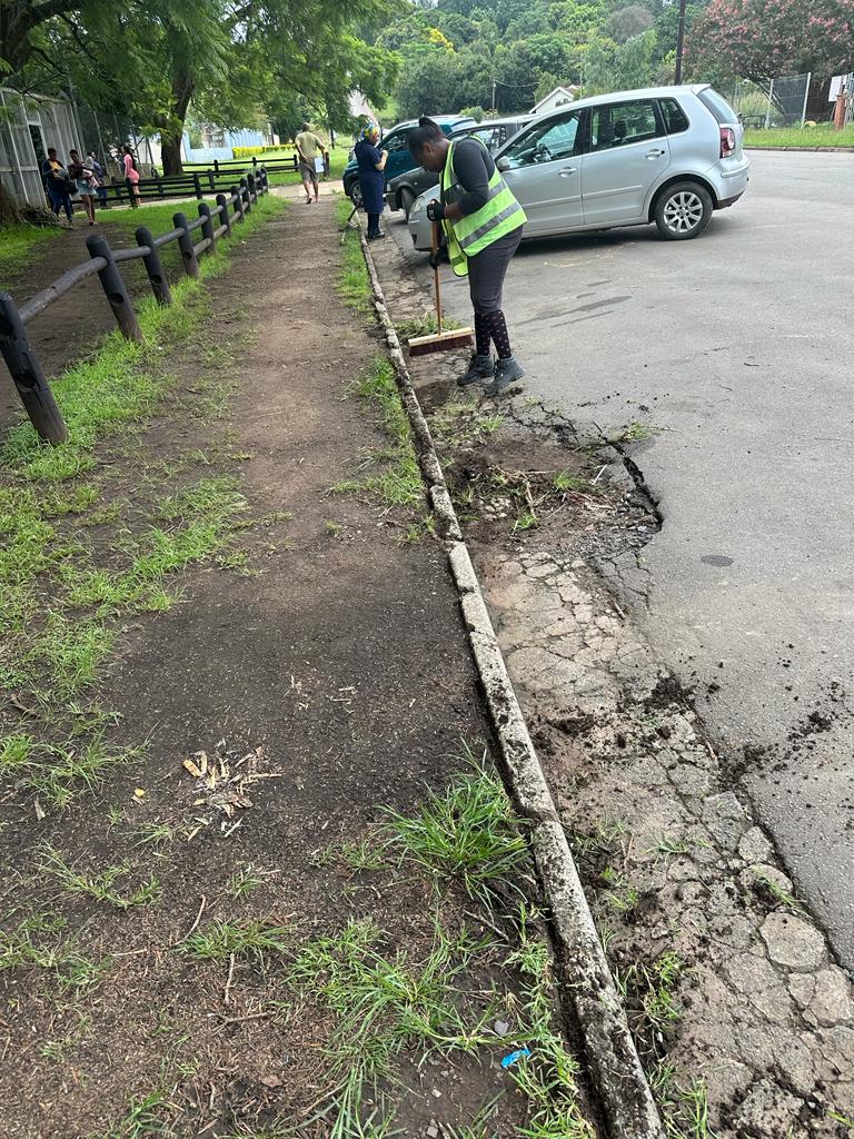 MayorPappas's tweet photo. Focus on the basics. Howick SAPS getting some TLC https://t.co/ec3C58K8FC