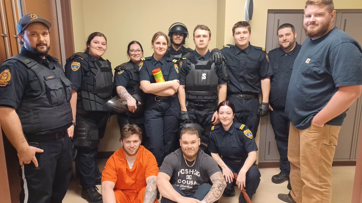 Des agents du Centre correctionnel régional de Madawaska accompagnent les étudiantes et les étudiants du programme #Techniquescorrectionnelles du #CCNB - Campus d'Edmundston pour deux jours de simulation d’extractions de cellules face à des clients non coopératifs!