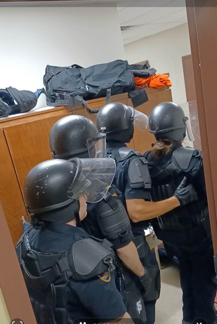 CCNBOfficiel's tweet photo. Des agents du Centre correctionnel régional de Madawaska accompagnent les étudiantes et les étudiants du programme #Techniquescorrectionnelles du #CCNB - Campus d'Edmundston pour deux jours de simulation d’extractions de cellules face à des clients non coopératifs! https://t.co/f3UJE0AaXe