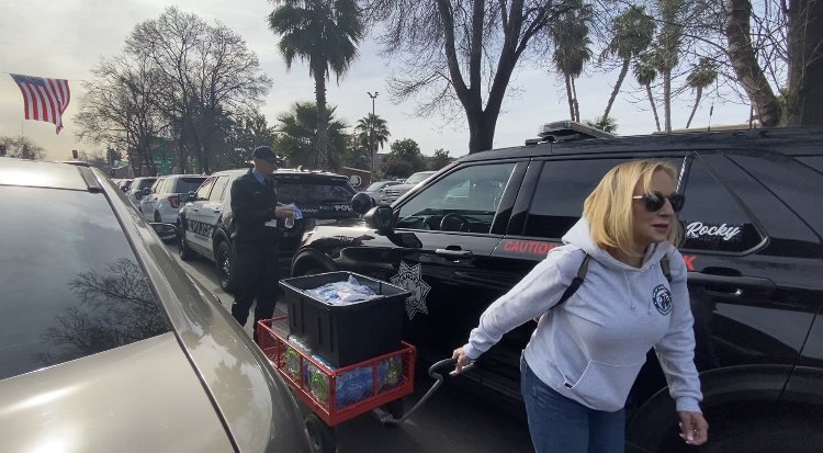VanessaABC30's tweet photo. Volunteers with the non-profit “End of Watch,” have left water bottles and snack bags on each vehicle, that is staged for the procession. Inside each bag is a hand written note, from students in the Elk Grove area, expressing their condolences and gratitude. @ABC30 https://t.co/Eu3VYPegFV