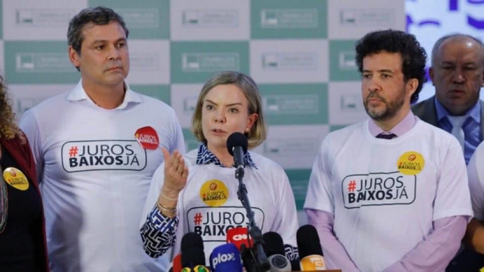 roxmo's tweet image. Esses idiotas querem baixar os juros como se fosse só questão de querer. Trabalhem direito aí, seus merdas. Caiam na real.