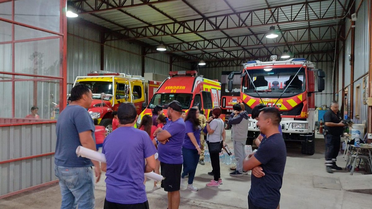 Quinta_Bollenar's tweet photo. Queremos agradecer a nombre de nuestros Voluntarios, Voluntarias y Oficiales, a la Escuela de Fútbol Formativa “Sueños De Barrio”, quienes nos hicieron entrega de una importante donación, para el momento de atender las diferentes emergencias. 🚒👨🏻‍🚒👩🏻‍🚒 https://t.co/WtgpEQZeGH