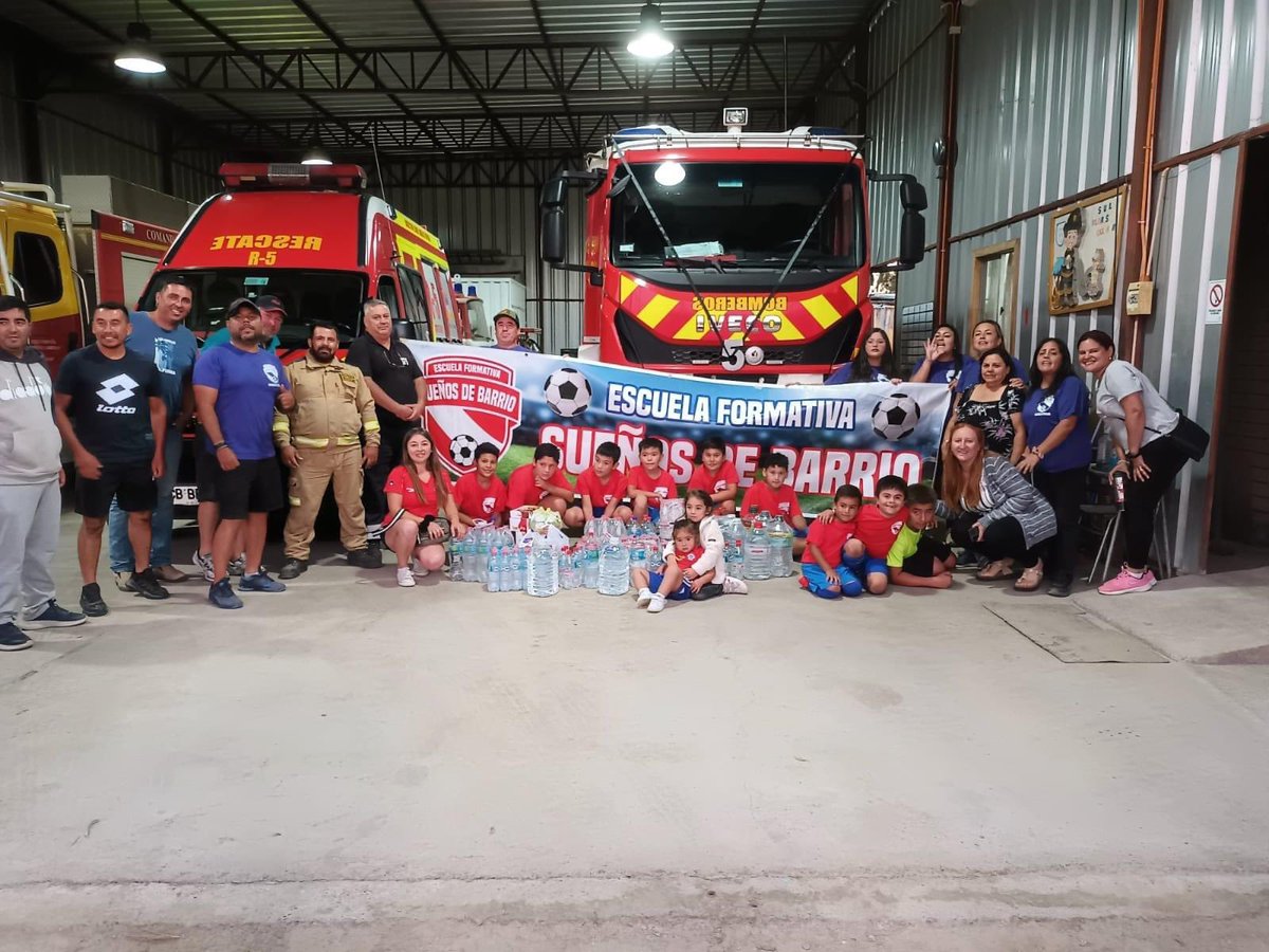 Quinta_Bollenar's tweet photo. Queremos agradecer a nombre de nuestros Voluntarios, Voluntarias y Oficiales, a la Escuela de Fútbol Formativa “Sueños De Barrio”, quienes nos hicieron entrega de una importante donación, para el momento de atender las diferentes emergencias. 🚒👨🏻‍🚒👩🏻‍🚒 https://t.co/WtgpEQZeGH
