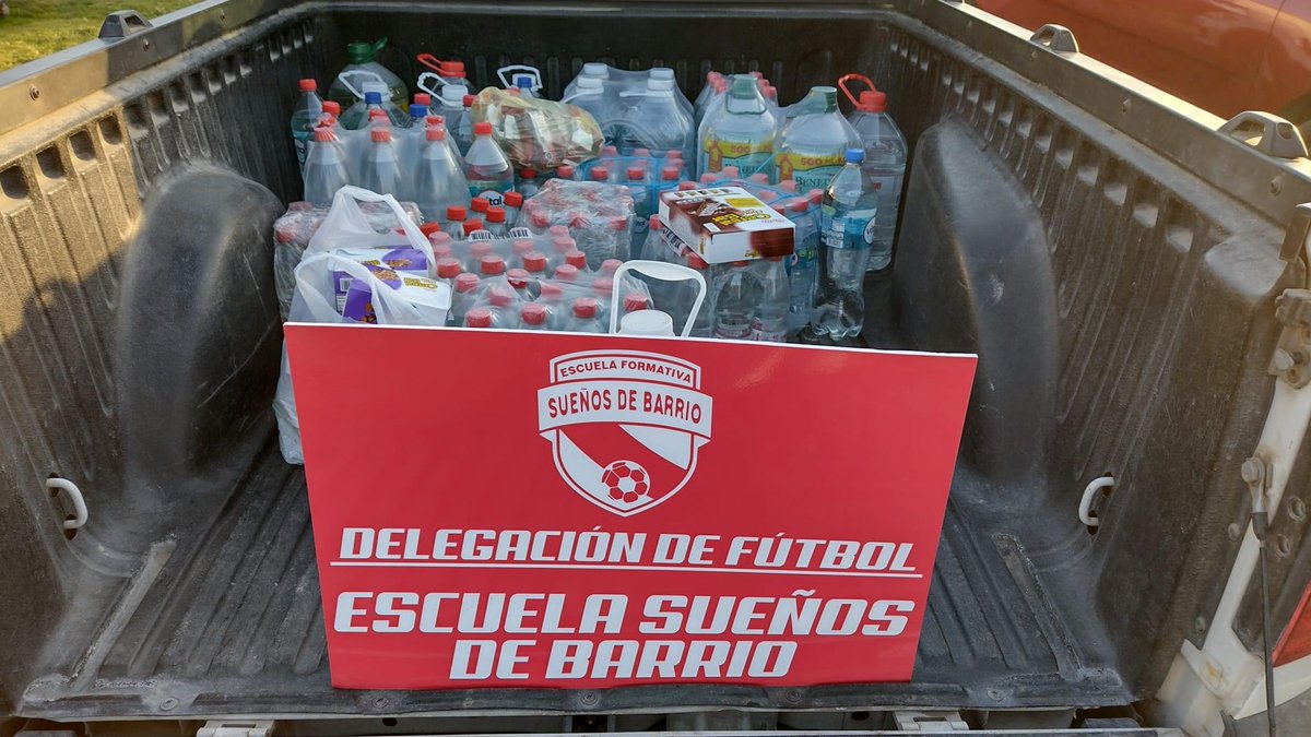 Quinta_Bollenar's tweet photo. Queremos agradecer a nombre de nuestros Voluntarios, Voluntarias y Oficiales, a la Escuela de Fútbol Formativa “Sueños De Barrio”, quienes nos hicieron entrega de una importante donación, para el momento de atender las diferentes emergencias. 🚒👨🏻‍🚒👩🏻‍🚒 https://t.co/WtgpEQZeGH