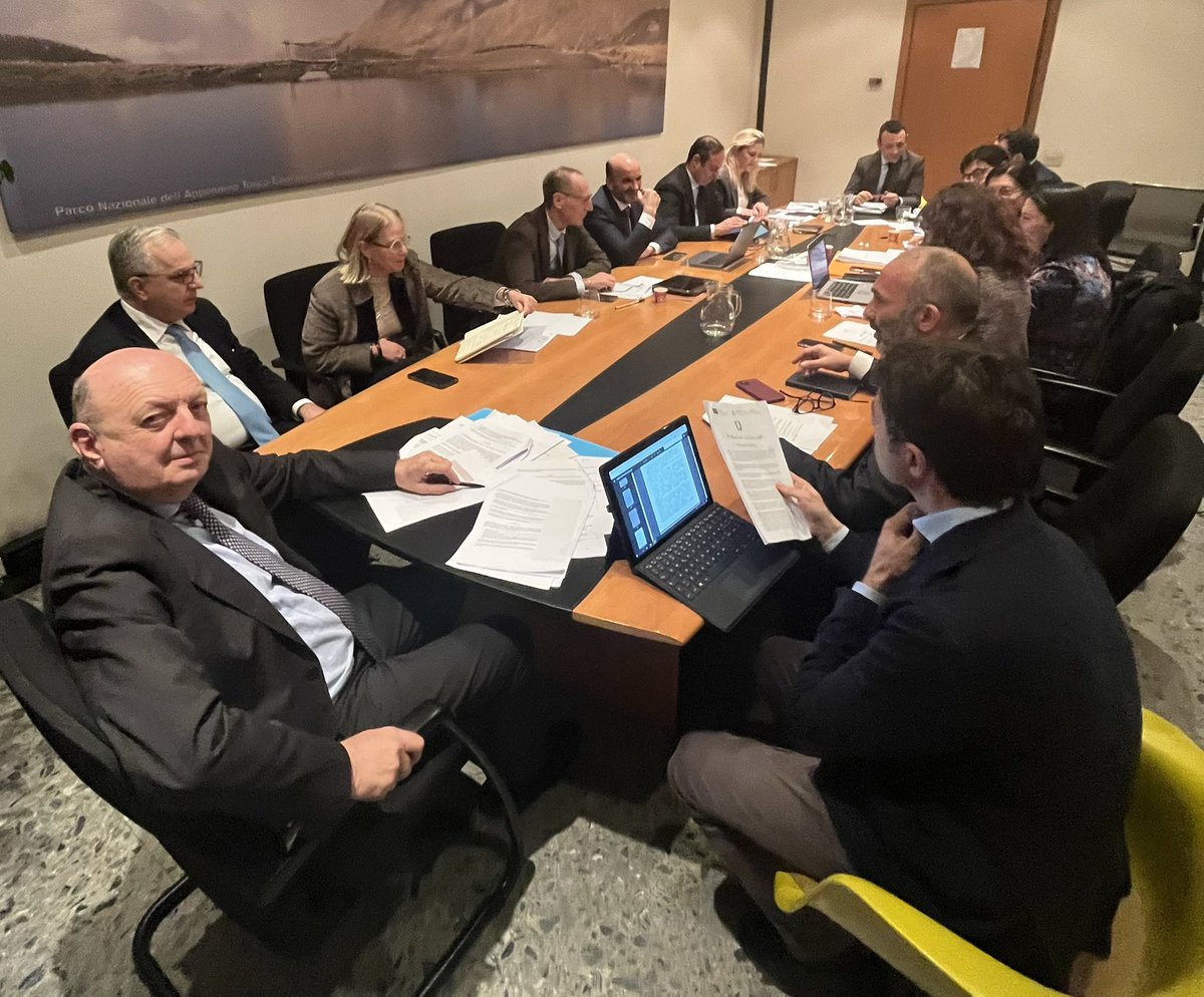 GPichetto's tweet photo. In riunione con i tecnici del @MASE_IT per dare luce al decreto sulle #ComunitàEnergetiche.
Uno strumento in più per incrementare le rinnovabili, ridurre emissioni e dimezzare a milioni di cittadini, famiglie e imprese, i costi delle bollette. Così diamo nuova energia all'Italia! https://t.co/J0nGL9119y