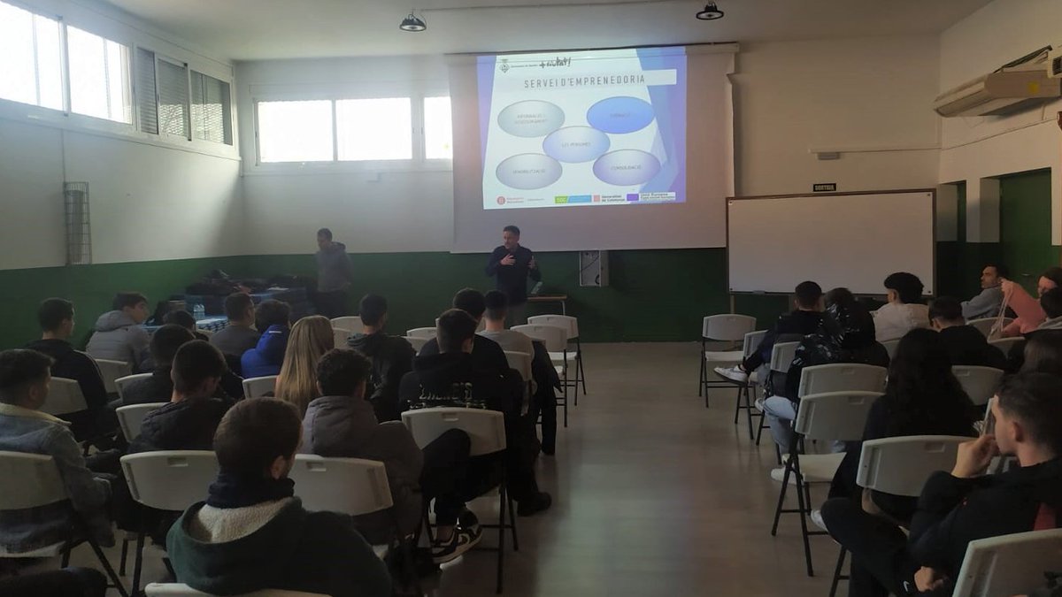 RipolletImpulsa's tweet photo. En el marc de les "Jornades Tècniques 2023" d'apropament al món professional de l'Institut @palauausit, compartim amb l'alumnat de CFGM i CFGS una sessió de mercat de treball, en la que hem parlat de com iniciar la recerca de feina i l'emprenedoria com a sortida laboral
#Ripollet https://t.co/mcEf7VcLbn