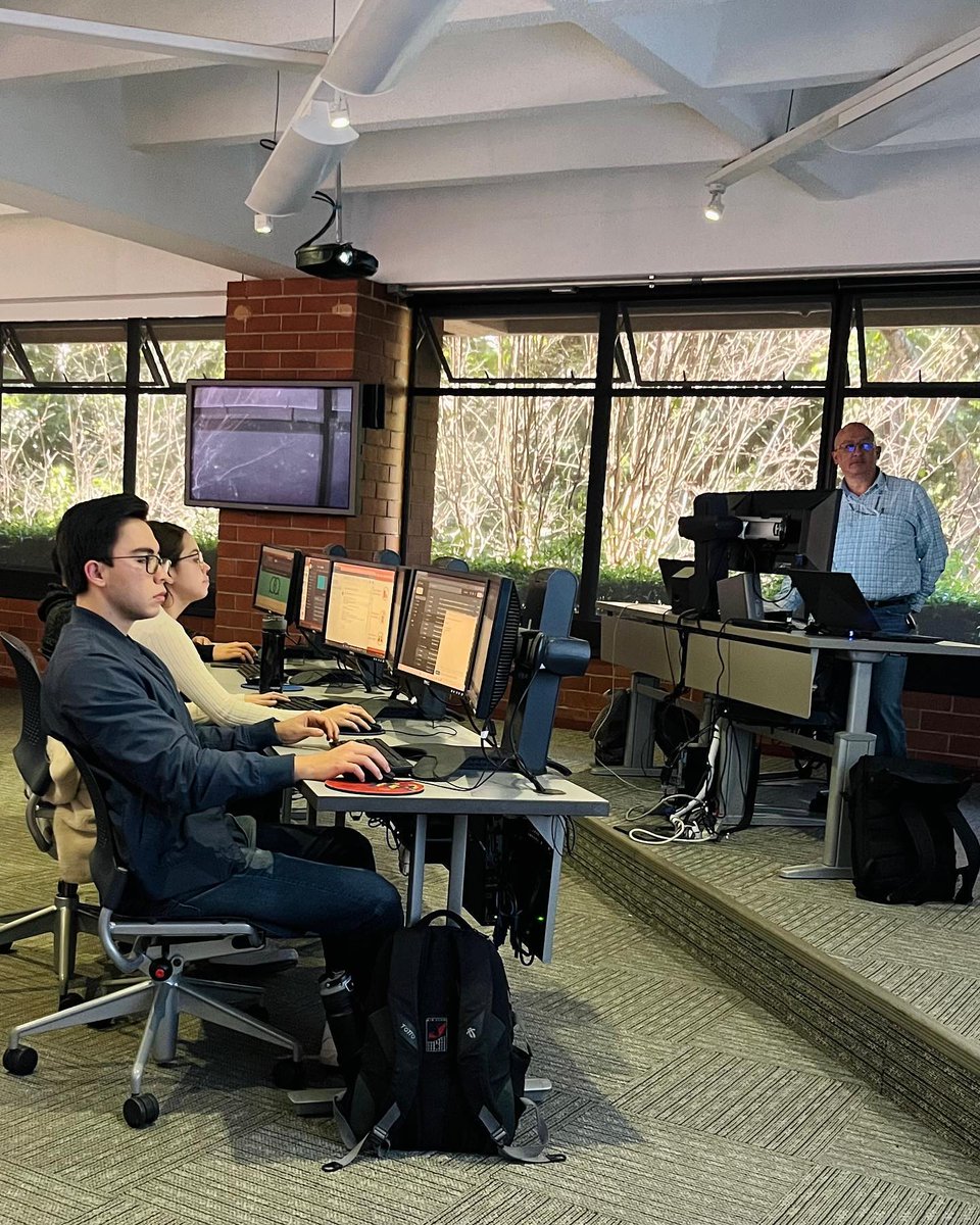 UFMedu's tweet photo. Trading pit, un espacio innovador para preparar a los futuros inversores que cambiarán el mundo de las finanzas.
#UFM #UFMedu #soyUFM #escueladenegocios #tradingpit #finanzas #students https://t.co/iLaBh97YIF