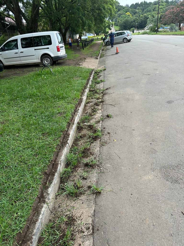 MayorPappas's tweet photo. Focus on the basics. Howick SAPS getting some TLC https://t.co/ec3C58K8FC